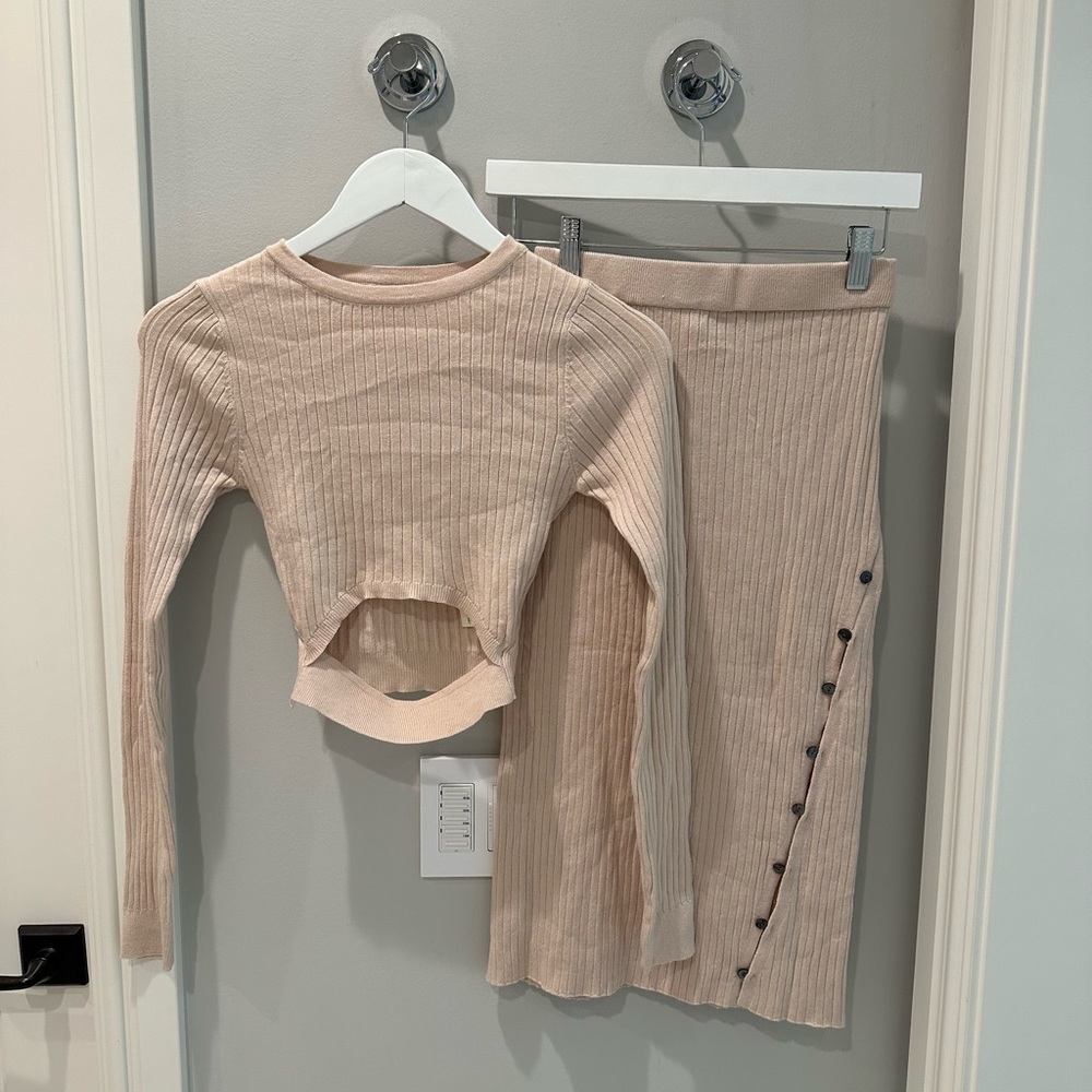 2 piece sweater set. Cutout on stomach. Very flattering. Great quality.